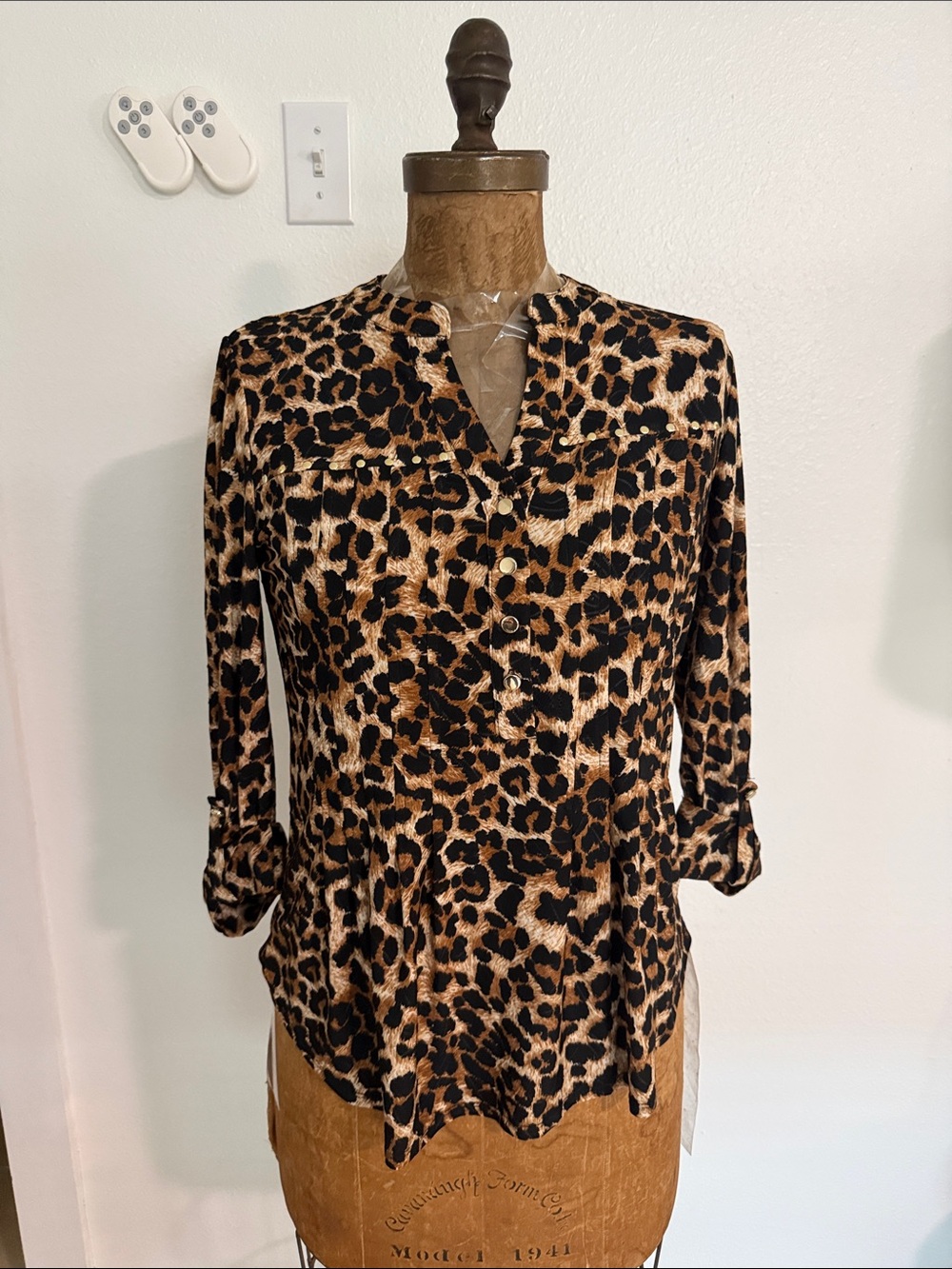 NWT Ava & Grace Leopard Print V-Neck Women’s Blouse - Brown Size PS